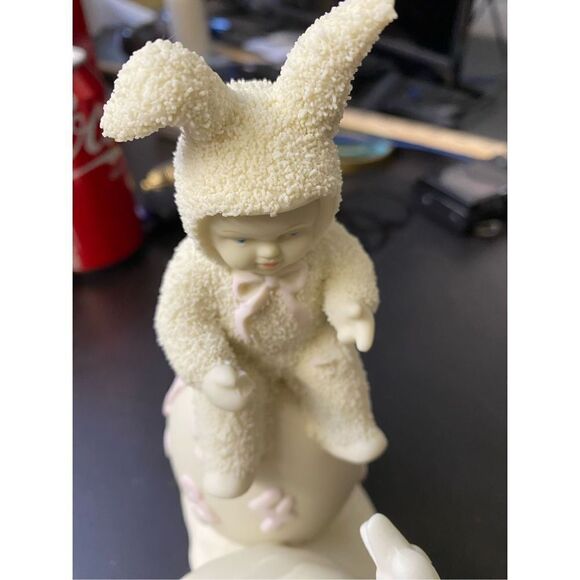 Dept 56 Snow Bunnies Figurine "Counting the Days 'Til Easter" - Picture 3 of 7